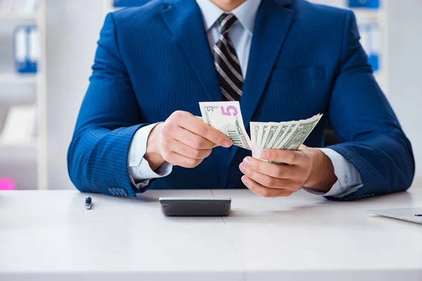 Revisor beräkna dollar med miniräknare i ämbetet — Stockfoto