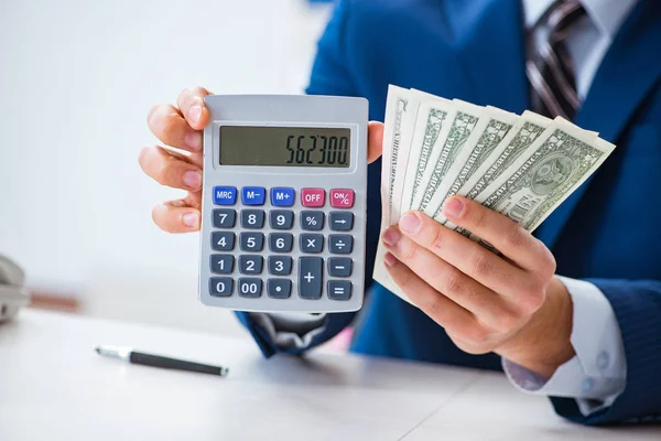 Contabilista calculando dólares com calculadora no escritório — Fotografia de Stock