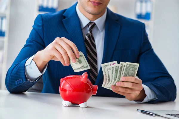 İş adamı kriz sırasındaki birikimlerini düşünüyor.