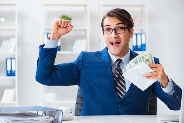 Empresário recebendo seu salário e bônus — Fotografia de Stock