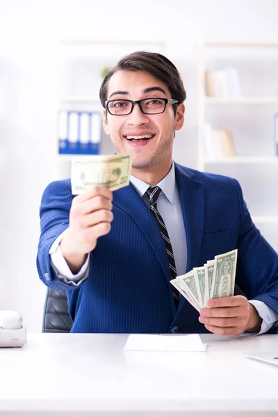 Üzletember megkapja a fizetését és a bónuszt — Stock Fotó