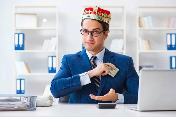 Homme d'affaires roi avec de l'argent dans le bureau — Photo