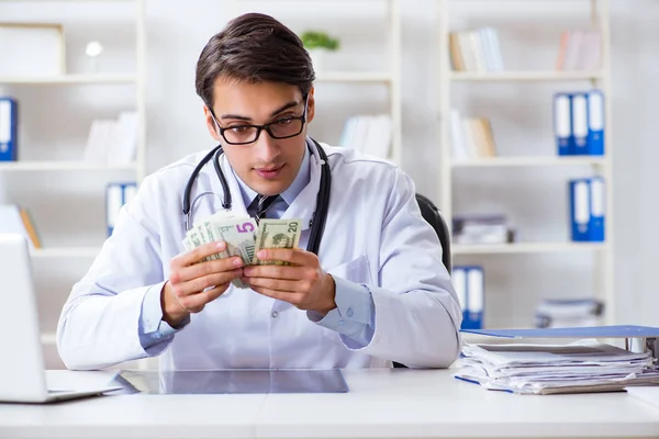 Doctor in corruptie concept met wordt aangeboden omkoping — Stockfoto