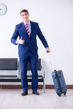 Havaalanı dinlenme odasında yolcu bekleyen adam.