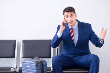 Havaalanı dinlenme odasında yolcu bekleyen adam.