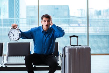 Havaalanı dinlenme odasında yolcu bekleyen adam.