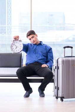 Havaalanı dinlenme odasında yolcu bekleyen adam.