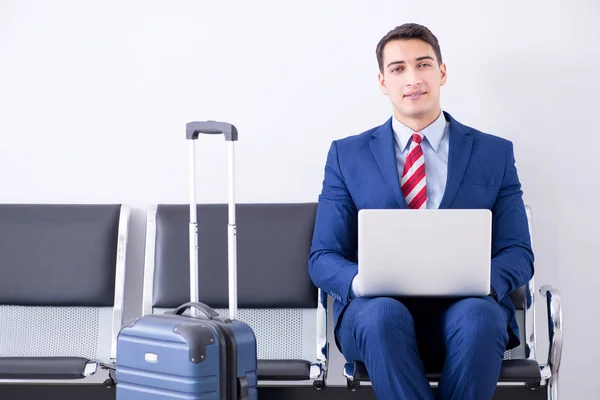 Man wairing aan boord in de luchthaven lounge kamer — Stockfoto