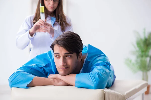 Rolig man gör sig redo för skinkor spruta skjuten — Stockfoto