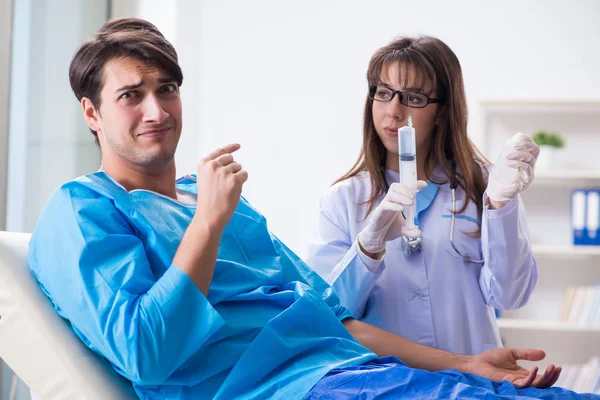 Homem paciente assustado se preparando para a gripe tiro — Fotografia de Stock