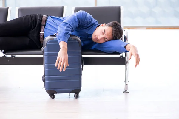 Mann wartet in Flughafen-Lounge auf Boarding — Stockfoto