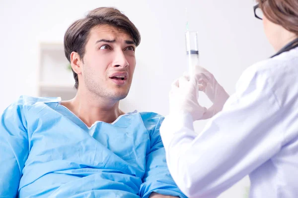 Scared patient man getting ready for flu shot — Stock Photo, Image