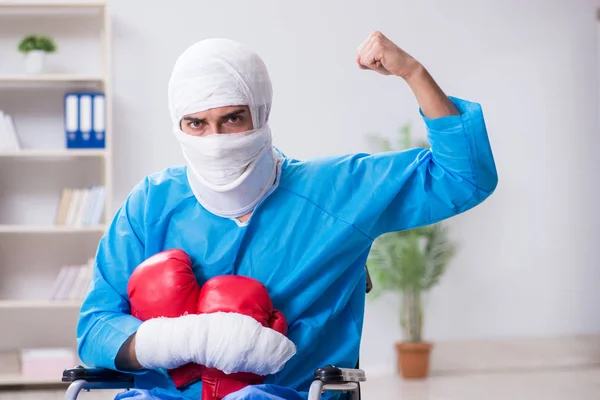 Gewond bokser herstellende in ziekenhuis — Stockfoto
