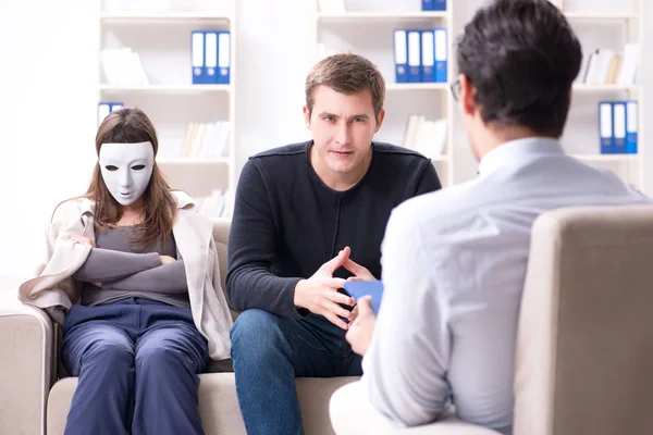 Familienbesuch beim Psychologen wegen Familienproblemen — Stockfoto