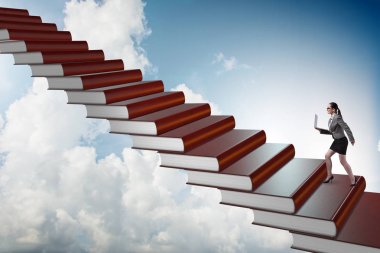 İş kadını öğrenci eğitim kitaplarının basamaklarını tırmanıyor.