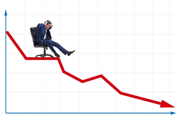Biznesmen zjeżdżający na krzesło w ramach koncepcji kryzysu gospodarczego — Zdjęcie stockowe