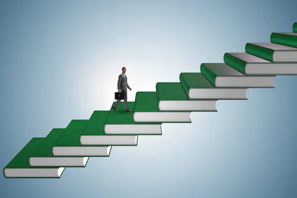 Estudiante de negocios escalando la escalera de los libros de educación — Foto de Stock