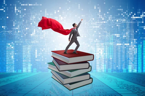 Superhrdina podnikatel v konceptu vzdělávání s knihami — Stock fotografie