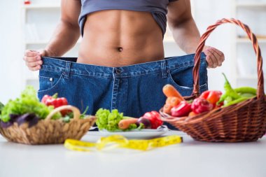 Sağlıklı beslenme ve beslenme konsepti olan genç bir adam