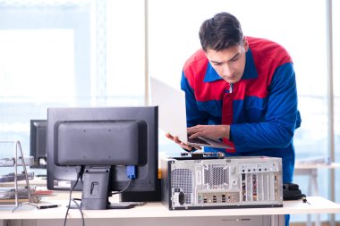 Bilgisayar tamir uzmanı bilgisayar masaüstünü onarıyor