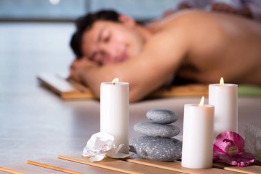 Kaplıca sırasında genç yakışıklı bir adam.