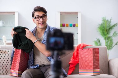 Vlog için erkek moda blogcusu kayıt videosu