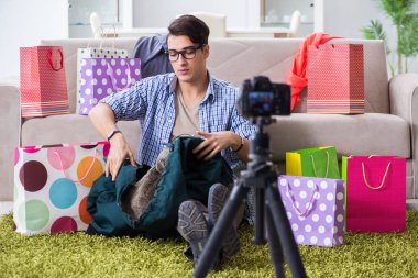 Vlog için erkek moda blogcusu kayıt videosu
