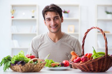 Sağlıklı beslenme ve beslenme konsepti olan genç bir adam