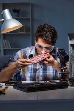 Bilgisayar tamircisi fırçayla toz temizliyor 