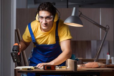 Marangozluk konseptinde tamir atölyesinde çalışan işçi