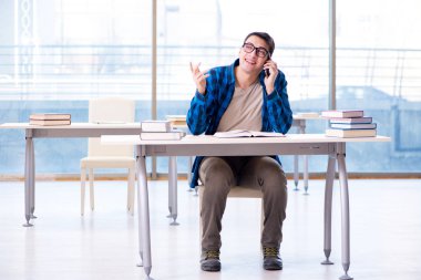 Eski sevgilisine kitap hazırlayan öğrenci boş kütüphanede okuyor