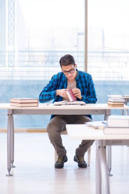 Eski sevgilisine kitap hazırlayan öğrenci boş kütüphanede okuyor