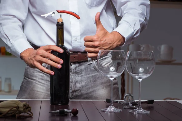 Vinho de degustação sommelier profissional em restaurante — Fotografia de Stock