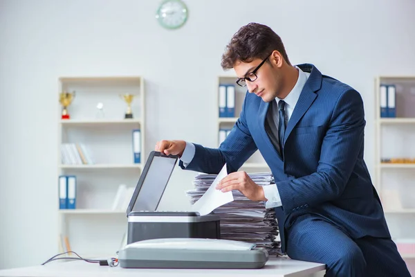 Empresario haciendo copias en copiadora — Foto de Stock