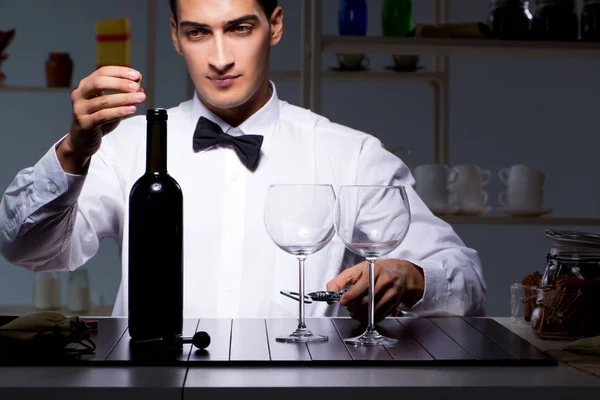 Vinho de degustação sommelier profissional em restaurante — Fotografia de Stock