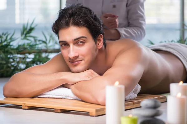 Jovem homem bonito durante o procedimento de spa — Fotografia de Stock