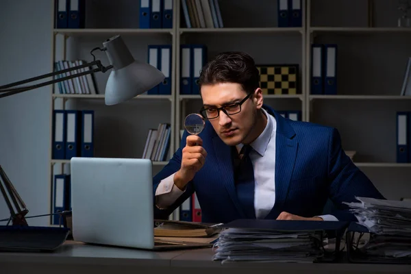 Auditor op zoek naar fouten in de financiële verslaglegging voor het bedrijf — Stockfoto