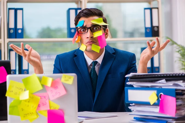 Geschäftsmann mit Erinnerungsnotizen im Multitasking-Konzept — Stockfoto