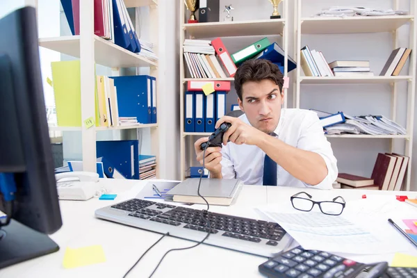 Zaměstnanec hraje počítačové hry v kanceláři — Stock fotografie