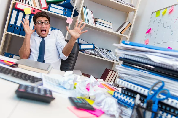 Zły i przerażający biznesmen w biurze — Zdjęcie stockowe
