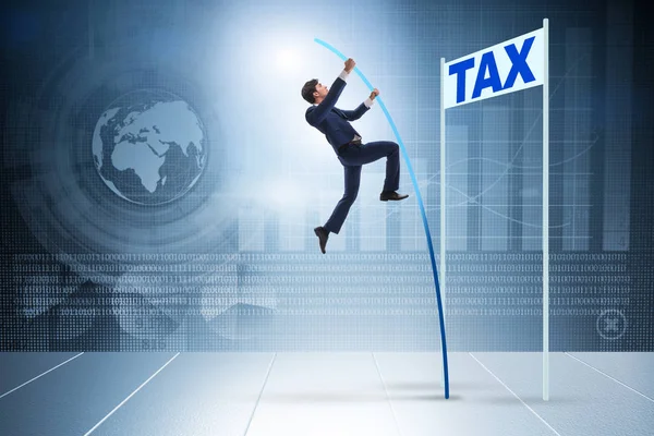 Επιχειρηματίας μεταπηδά πάνω από τη φορολογία στην έννοια της φοροδιαφυγής — Φωτογραφία Αρχείου