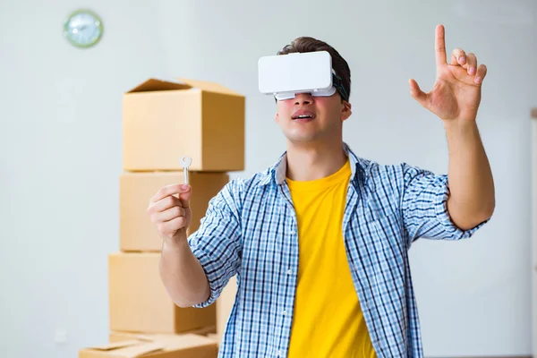 Junger Mann mit VR-Brille zieht in neue Wohnung — Stockfoto