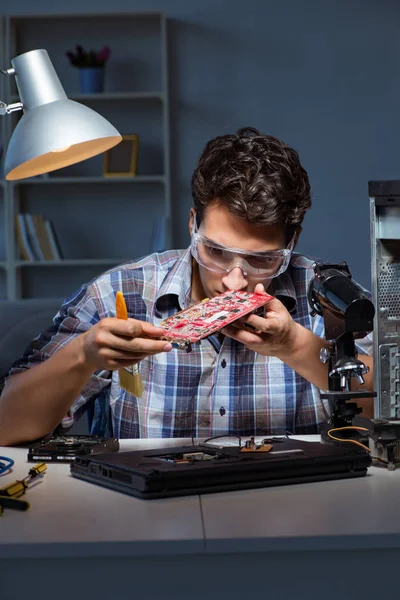 Bilgisayar tamircisi fırçayla toz temizliyor 