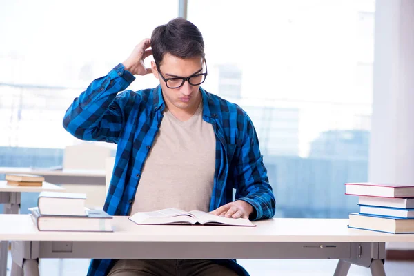 Estudante estudando na biblioteca vazia com livro se preparando para ex — Fotografia de Stock