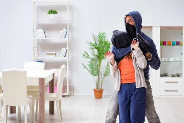 Bewaffneter Mann überfällt junge Frau zu Hause — Stockfoto