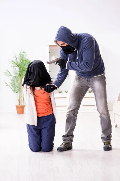 Bewaffneter Mann überfällt junge Frau zu Hause — Stockfoto