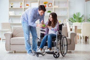 Genç bir aile birbirine göz kulak oluyor.