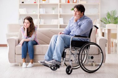 Tekerlekli sandalyedeki çaresiz kişi