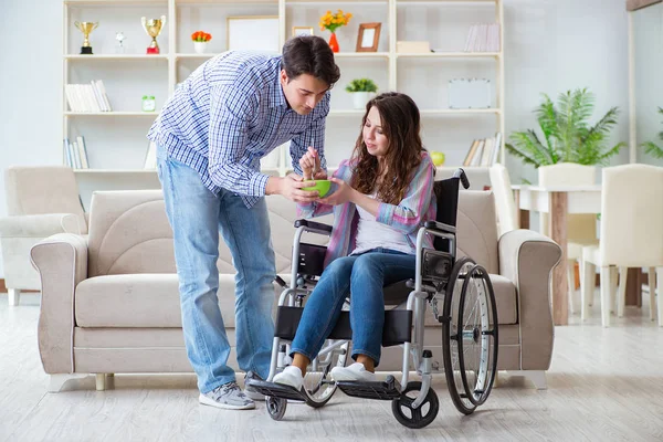 Genç bir aile birbirine göz kulak oluyor.