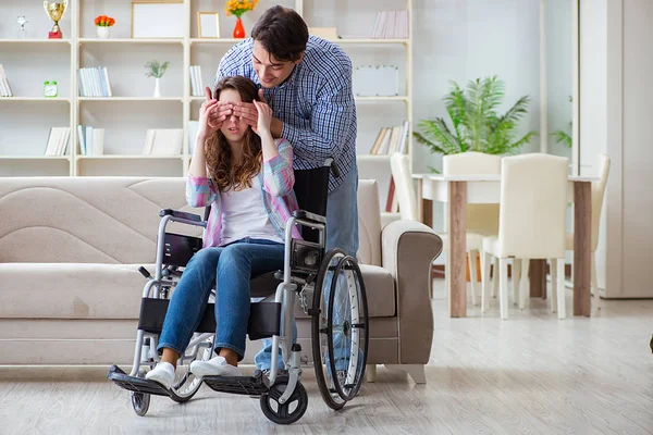 Genç bir aile birbirine göz kulak oluyor.